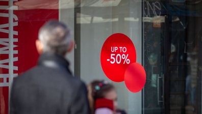 Моловете и фитнесите отварят, носенето на шалове и шлемове вече е забранено