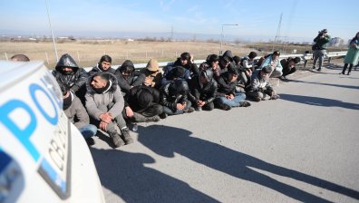 Ексклузивни снимки от задържането на десетки мигранти на АМ "Струма"