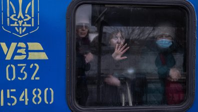 Влаковете в Украйна - обстрелвани, взривявани, но пак са най-сигурният път за бягство