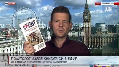 Британски политолог изяде книгата си за Brexit в ефир!