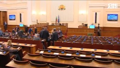 Утре НС ще гласува - без заплати за депутати, които не идват на работа