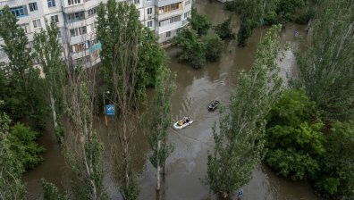 Дронове доставят бутилки с вода на блокирани от наводненията заради яз. "Каховка" (+ВИДЕО)