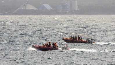 Ферибот заседна във воден риф на остров Евия, евакуират пътниците с лодки