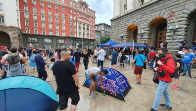 Протестиращите изградиха нов палатков лагер срещу президентството