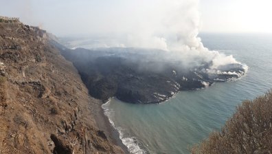 Остров Ла Палма се увeличи двойно заради изригващия вулкан