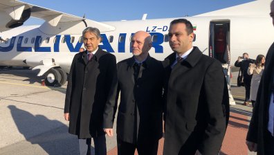 Делегациите пристигнаха в Скопие с първия от възобновените полети между България и РСМ
