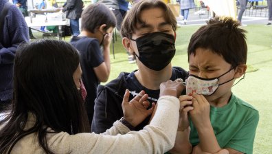 САЩ разрешиха бустерна доза срещу Ковид-19 на деца от 12 до 15 г.