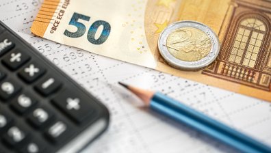 Сметките за ток са завишени заради липса на пари, твърди експерт