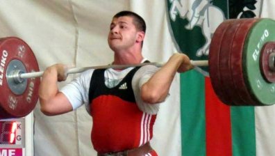 Младият български щангист Васил Господинов-10 в света