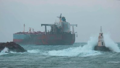 Доставиха храна на екипажа на танкера Kairos край Ахтопол