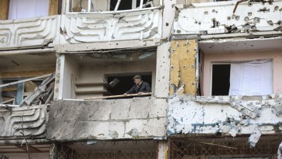 Киев се събуди под обстрел, в болница в Мариупол държат 400 души като заложници