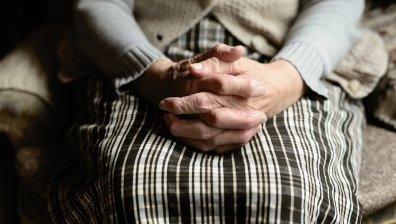 Мъж предложи помощ на 88-годишна жена за багажа ѝ, а след това я ограби