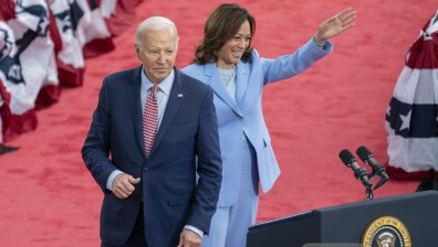 Издънките на Джо Байдън тласнаха Камала Харис към историческо постижение