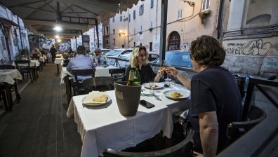 В Ломбардия забраниха консумацията на храна и напитки на открито