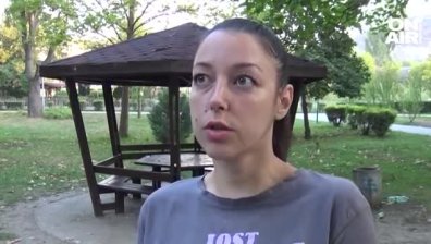 Младежи малтретират възрастен мъж в Пловдив, жена ги засне с телефона си