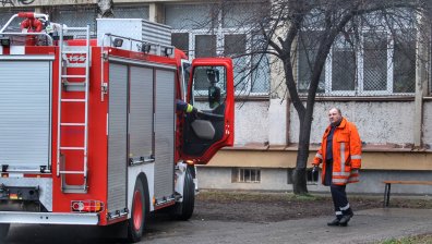 Евакуираха столичното 93 СУ заради пожар