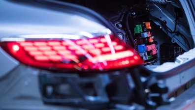 Електрониката "души" колата: Кросоувърът става по-проходим с премахване на бушон