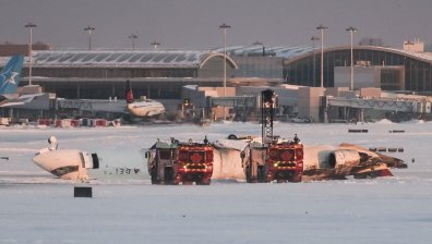 Първи кадри на обърнатия по таван самолет в Торонто, 18 души са ранени (+ВИДЕО)
