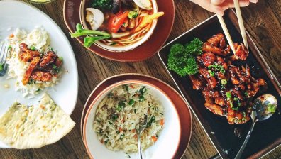 Защо коремът ни се подува и изпитваме дискомфорт след хранене?