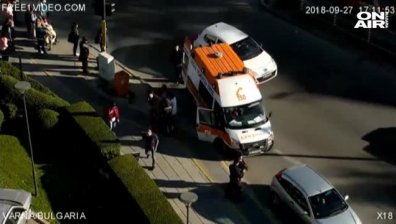 Кола блъсна майка с количка на кръстовище във Варна