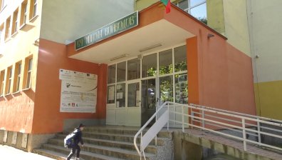 Портиер в училище във Враца кара децата да скандират "Да живее Македония!"