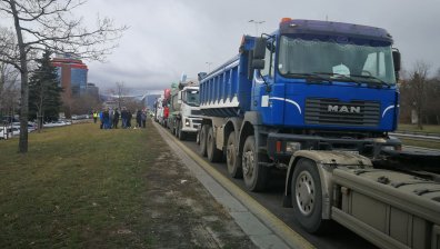 Десетки превозвачи блокираха част от София заради тол системата