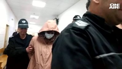 С качулка и маска на лицето докараха в съда арестуваната психиатърка