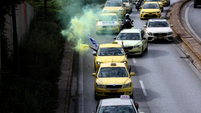 Такситата в Атина спират работа за три дни