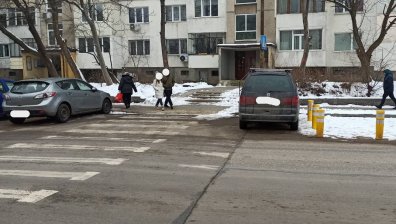 София: Шофьори спокойно паркират до зебри заради зле поставени колчета