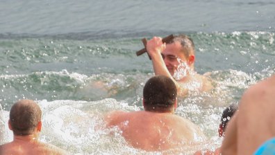 Извадиха кръста от езерото в "Дружба" 