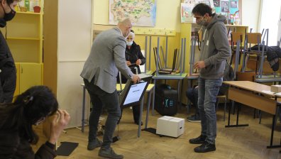 Христо Иванов даде своя вот, събориха една от машините за гласуване