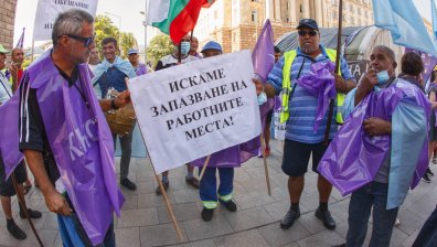 Работници от "Автомагистрали - Черно море" протестират пред МС