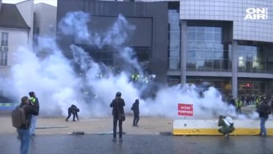 Париж: "Червените шалчета" излизат на контрапротест срещу "жълтите жилетки"