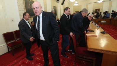 Заради "политически боклук": ВСС решава за второто искане за отстраняване на Гешев