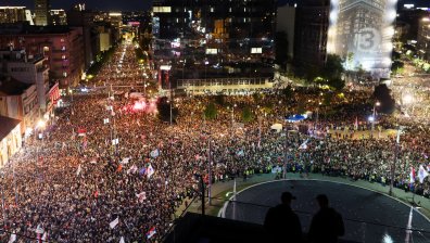 Мащабен студентски митинг изпълни площадите на Белград преди изборите (СНИМКИ)