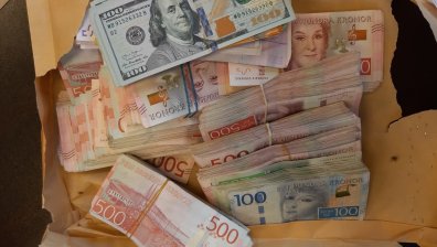 Митничари откриха контрабандна валута за над 137 000 лв.