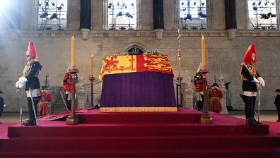 Кралски гвардеец припадна до ковчега на кралица Елизабет II