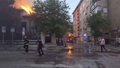 Голям пожар в заведение в Благоевград, дим покри целия град