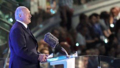 Интернетът в Беларус спря след видеа, на които работници крещят на Лукашенко