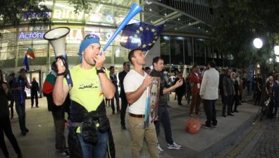 79 ден: Протестиращи обсадиха сградите на БНТ и Столичната община