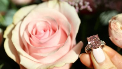 Исторически диаманти се продават на търг в Женева (СНИМКИ)