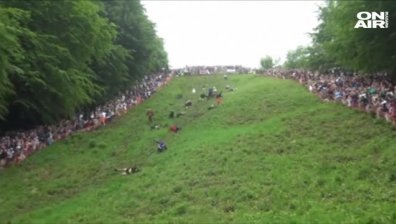 В Глостър се надпреварваха по търкаляне на сирене