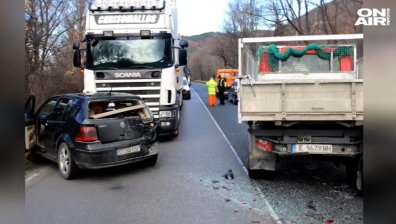 Верижна катастрофа с 5 автомобила блокира Е-79 в двете посоки след Благоевград