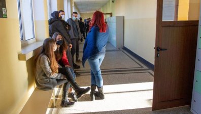 Учениците от 7, 8 и 10 клас се връщат в класните стаи