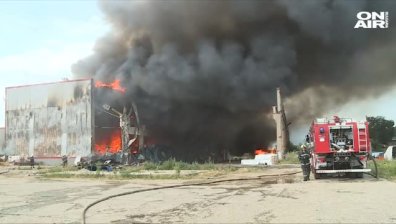 Огромен пожар гори в склад за дрехи в село Казичене