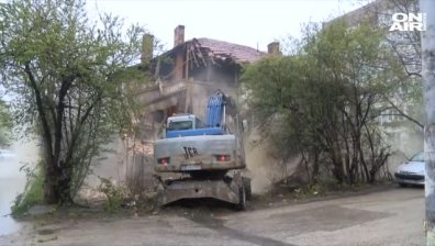 Събарят незаконните постройки в Габрово след побоя