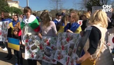 Украинци протестираха срещу войната в Бургас с инсталация от плакати