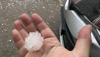 Силен дъжд затруднява движението по АМ "Тракия", градушка удари Плевенско