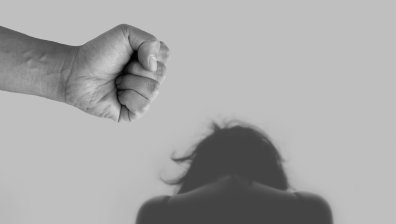 Пребитата съпруга в Пловдив говорела по таен телефон, в тежко състояние е и без далак