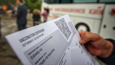 Източват дебитни карти под предлог, че сканират QR код за ваксина